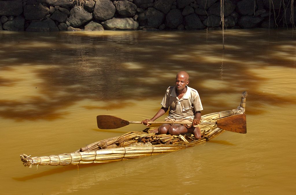 Pêcheur sur un tankwa en Éthiopie