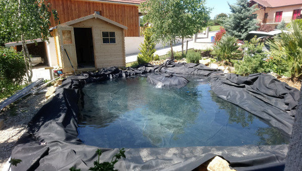 Bassin rempli et essais des pompes et filtres.