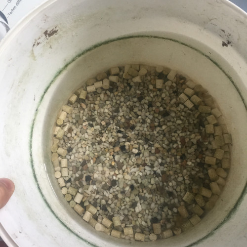 Cède aquarium cylindrique et substrat