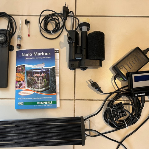 Aquarium DENNERLE eau de mer avec accessoires DENNERLE haute qualité(chauffage, lumière, variateur)