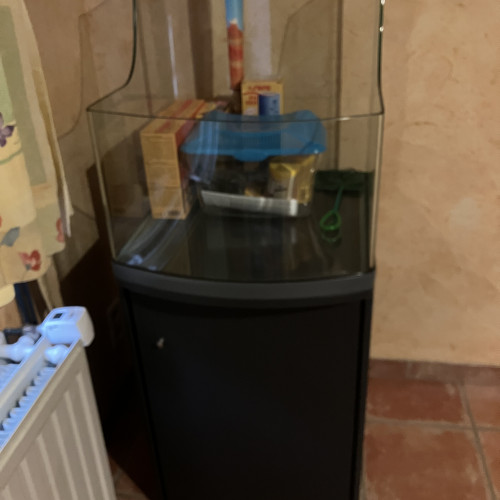 Aquarium 60l + meuble, éclairage, pompe