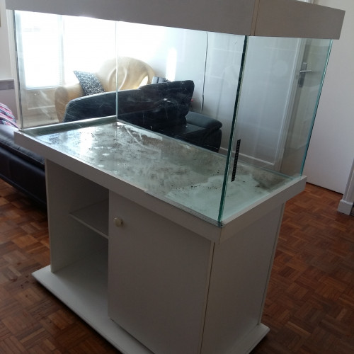 Donne   aquarium 300 litres avec  meuble