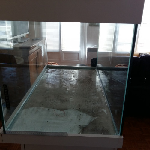 Donne   aquarium 300 litres avec  meuble