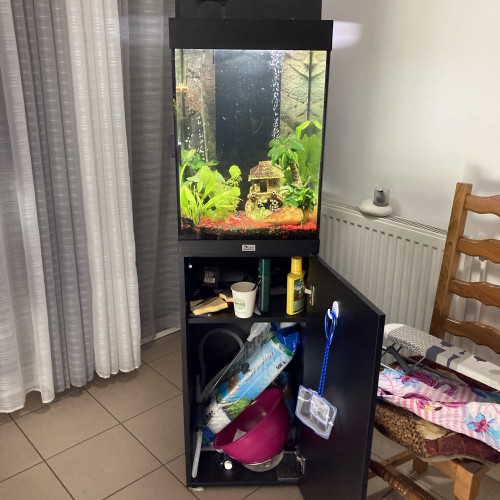 Vend aquarium  100L et son meuble état neuf