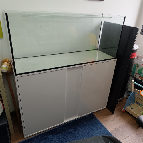 Bonjour je vend ma cuve d'aquarium 240l + meuble blanc + pompe