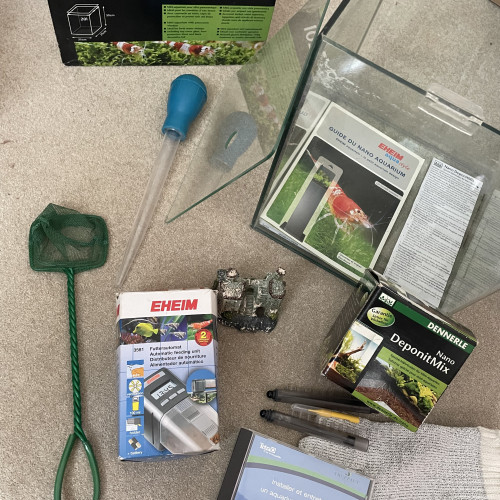 Aquarium Nano Cube 20 litres, accessoires et notice d’utilisation.