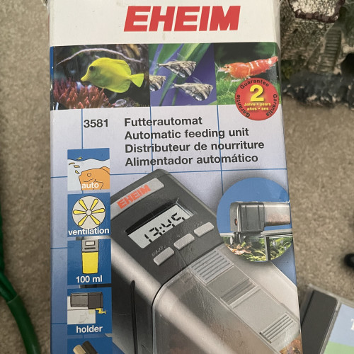 Aquarium Nano Cube 20 litres, accessoires et notice d’utilisation.