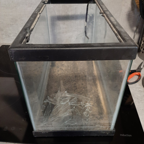 Aquarium 20L cuve vide à réparer