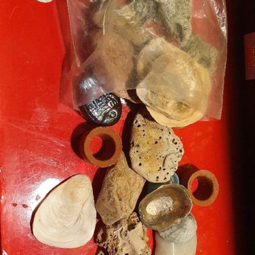 Diverses pierres et décorations