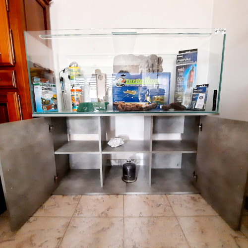 Aquarium complet 240L+ meuble + accessoires  état neuf servi 1 mois
