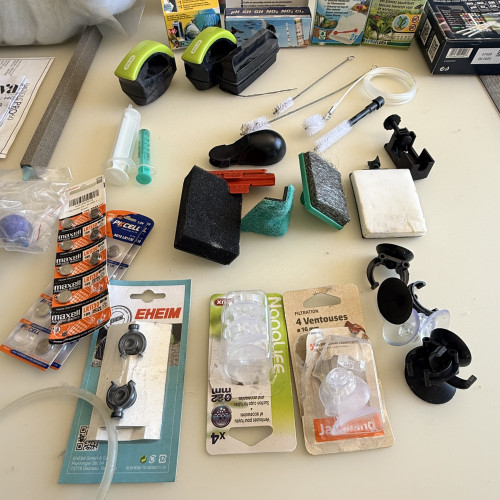 Aquarium 100L + meuble + pompe