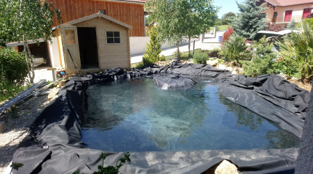 Bassin rempli et essais des pompes et filtres.