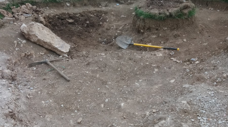 Toujours dans la terre...