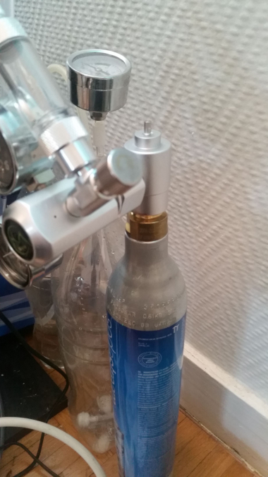 Bonsoir! Je vous présente mon système Co2 sodastream, mais je pense que  j'ai un