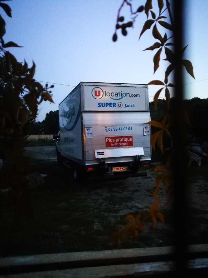  Ensuite, il a fallu trouver le bac. 1500 l pour un  eau de mer breton il fallait pas moin. Petit conseil loué un camion avec un aillon hydrolique ça aide vraiment le bac fait 350 kilo. On l'a déplacé sur des tubes pvc en le faisant roulé ça fonctionne bien soit du 100 soit du 40