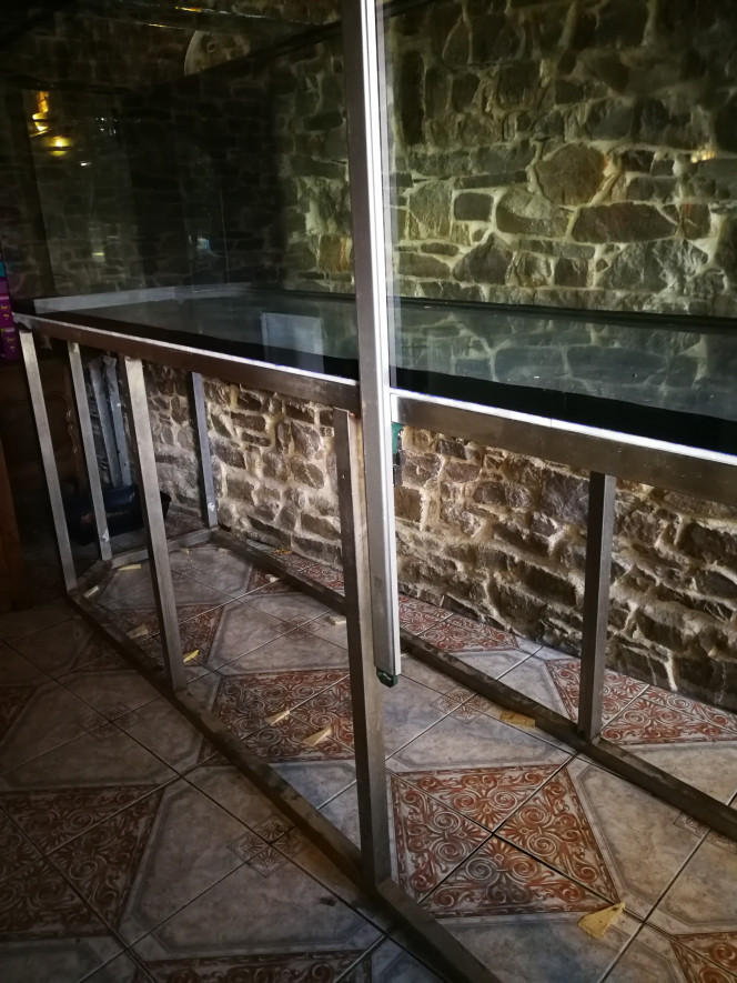  J'ai peint l'arrière de l'aquarium en noir satin, et on a renforcé l'armature en inox pcq ça bougeai beaucoup, l'aquarium est posé direct sur l'armature avec moquette et des bande amortissante cela suffit