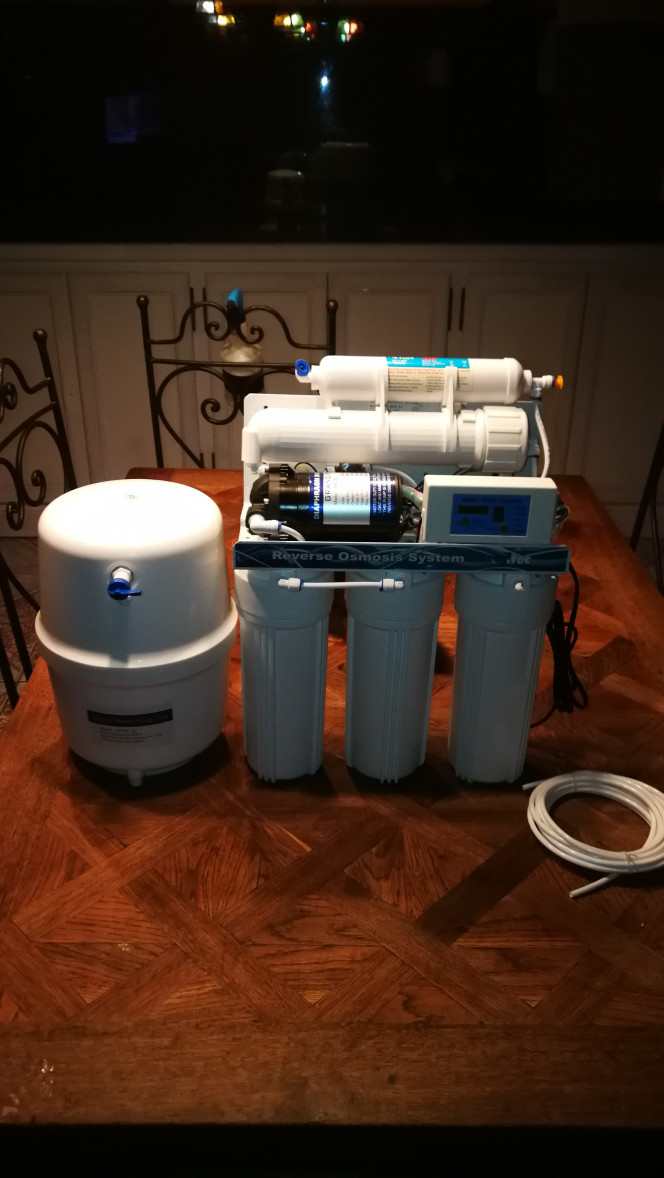  Osmoseur est arrivé par la poste, c'est un osmoseur pour cuisine il tourne à 250 l par jour, avec un petit ballon de 5 l sous pression ça prend moin de place. Pour le pris pour info il m'a coûté que 170 euros neuf