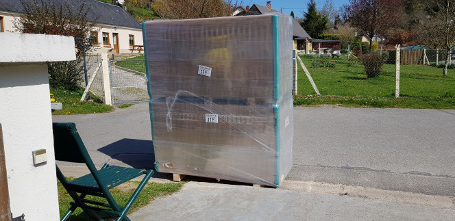 Livraison du monstre Carton rouge pour le livreur qui, dans un élan de générosité, nous a bazardé le paquet de 295kg au milieu de la route et nous a laissé nous débrouiller...