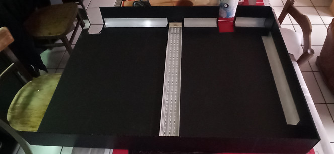 Fermeture du 1000 J'ai décidé de passer à l'action et de couvrir le 1000, essentiellement à cause de la diffusion de la lumière des rampes au-dessus, ainsi que pour limiter l'évaporation.  Galerie en 3 parties réalisée en polypropylène alvéolaire renforcée avec des cornières en alu pour la rigidité. Les 4 rampes sont collées en 3 points au Silirub AQ. Quelques défaut d'ajustement (erreurs de cotes).