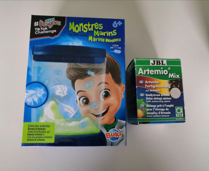 Artemias... Quand tu te tapes plus de 50km A/R pour aller spécifiquement acheter des artemias à faire éclore... Et que tu tombes en rangeant la chambre de la marmaille sur un cadeau de Noël que tu aurais bien voulu avoir....