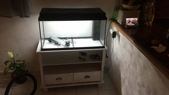 Installation de l’aquarium C’est un aquarium 100L acheté d’occasion 100€ avec le meuble.
Le chauffage semble avoir pris l’eau à l’intérieur, je ne sais pas si je peux prendre le risque de le brancher… j’en achèterai sûrement un autre.
