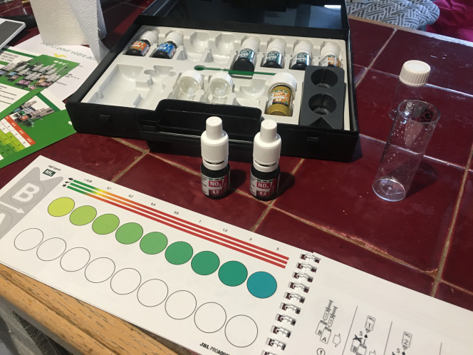 Tests reçus ! (Et grosse trouille) Aujourd’hui j’ai reçu ma mallette de tests.
À côté de ça j’ai remarqué de l’eau autour de l’aquarium, j’ai eu une grosse trouille que le bac ait une fuite ! Je me voyais déjà devoir tout vider ! Pour l’instant toute l’eau a été épongée, et il n’y en a plus. J’espère que c’est moi qui en avait fait couler hier en nettoyant les vitres intérieures…
Bon, stress retombé, je me lance dans les tests.