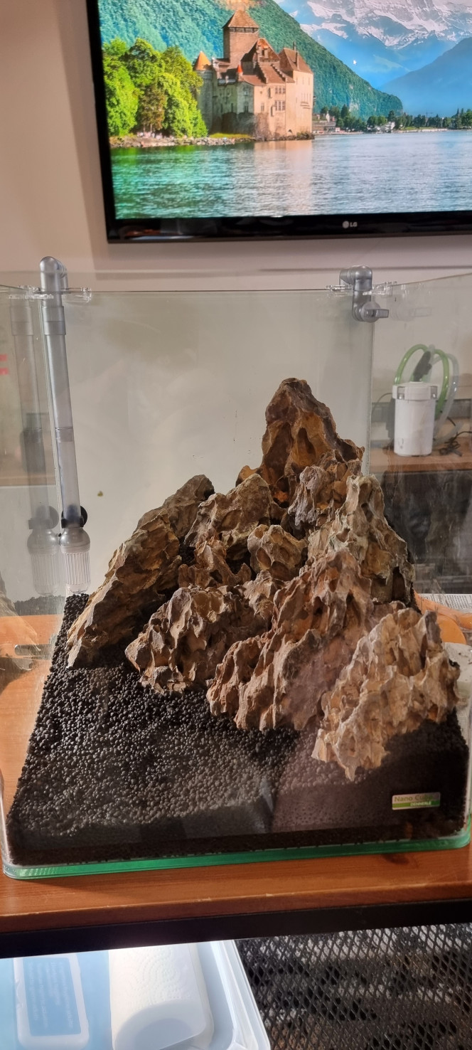 Hardscape 30l Voilà petit montage d'un aquarium Dennerle 30 l constitué de pierre du dragon et de sol technique avec un renfort bactérien avec de la pouzzolane en dessous des pierres avec un assemblage colle forte et filtre à cigarette et tampon à démaquiller