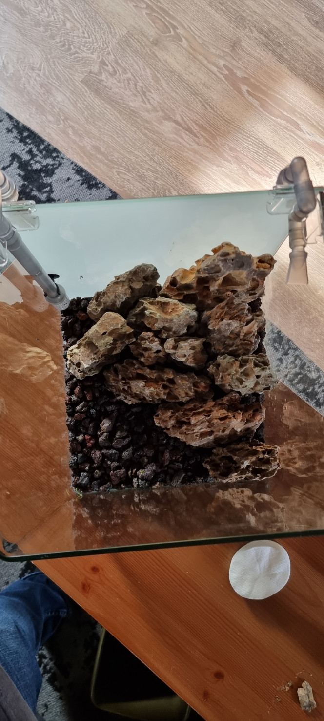 Hardscape 30l Voilà petit montage d'un aquarium Dennerle 30 l constitué de pierre du dragon et de sol technique avec un renfort bactérien avec de la pouzzolane en dessous des pierres avec un assemblage colle forte et filtre à cigarette et tampon à démaquiller