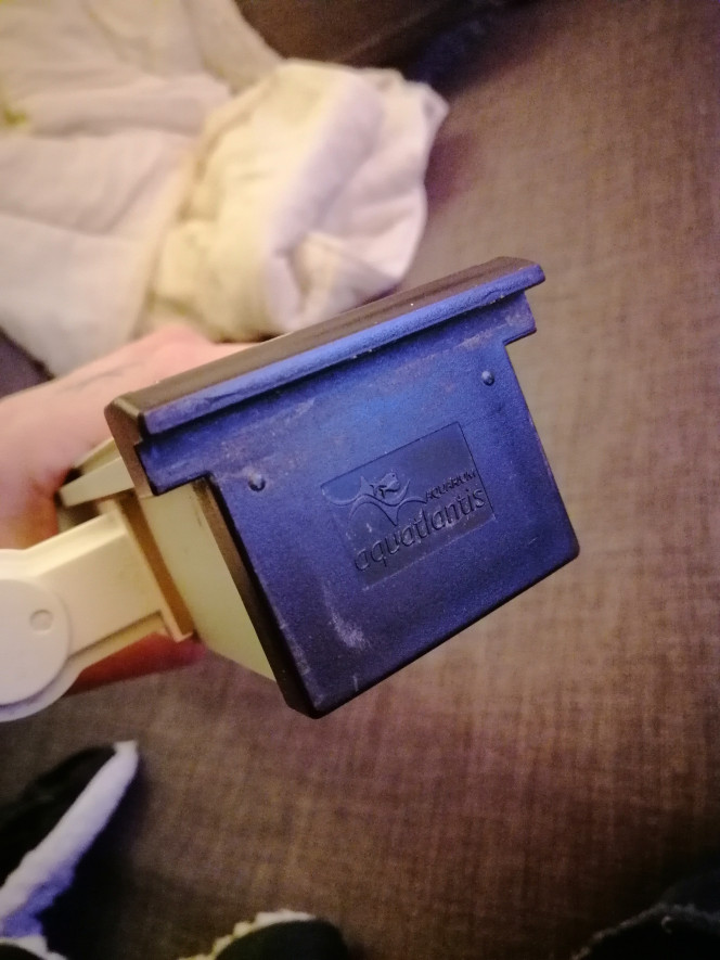 Remise en état de ma rampe d'éclairage Gros problème rampe éclairage fait disjoncter mon compteur. (Aquatlantis 80cm tube néon t5 590)
Bonjour la communauté,
J'ai besoin d'aide car novice dans le sujet.
J'essaie de remettre en service la rampe d'origine sur mon aquarium que j'ai acheter d'occasion.
C'est un Aquatlantis élégance ambiance 80 de 150L brut avec sa rampe d'éclairage aluminium 80cm 2 tubes néon T5 590 28w.
Je viens de mettre 2 tube neuf car absent à l'achat, mais voilà lorsque j'essai de l'allumer tout disjoncte chez moi.
