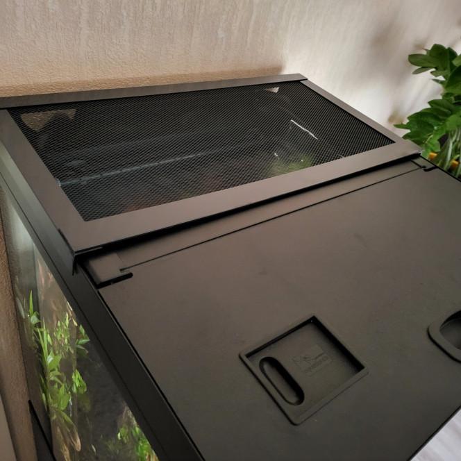 Construction d'une galerie ouverte Afin de maintenir une température inférieure à 26°c dans le bac pendant les fortes chaleurs estivales, petite journée de bricolage pour créer une galerie ouverte =)