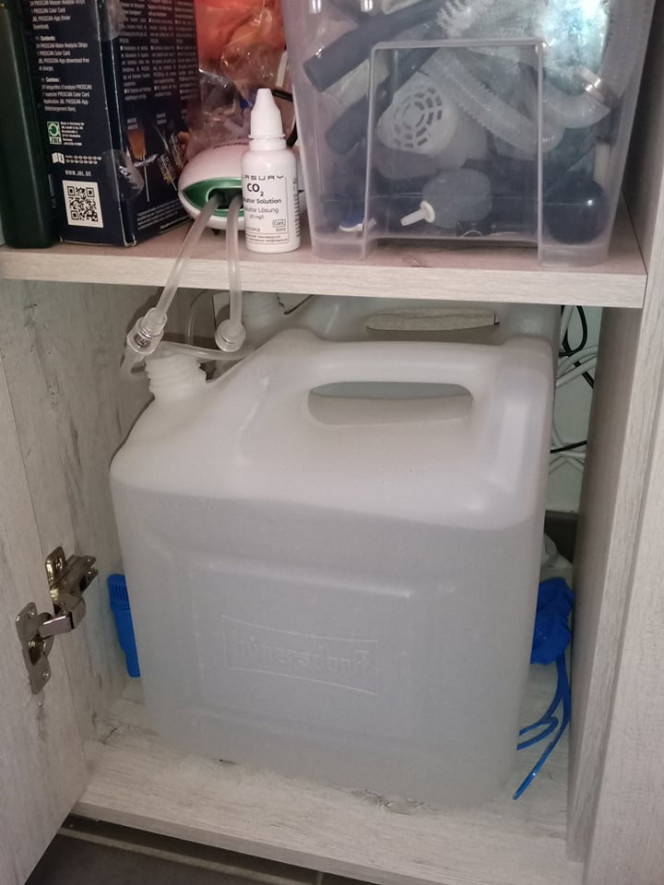 DéChlorage Mise en place de deux bidons alimentaire de 10l chacun pour stockage de l'eau avec deux bulleurs pour faire évaporer le Chlore.