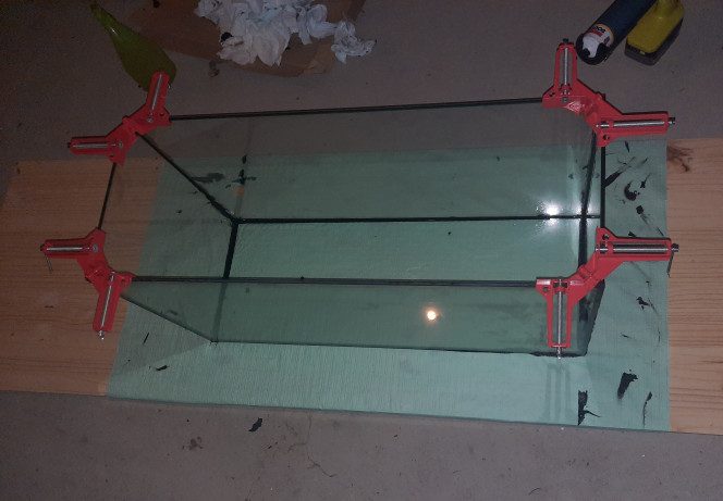  Apres avoir acheté 2 vitres en verre façade et côté je me suis lancé dans les joints
