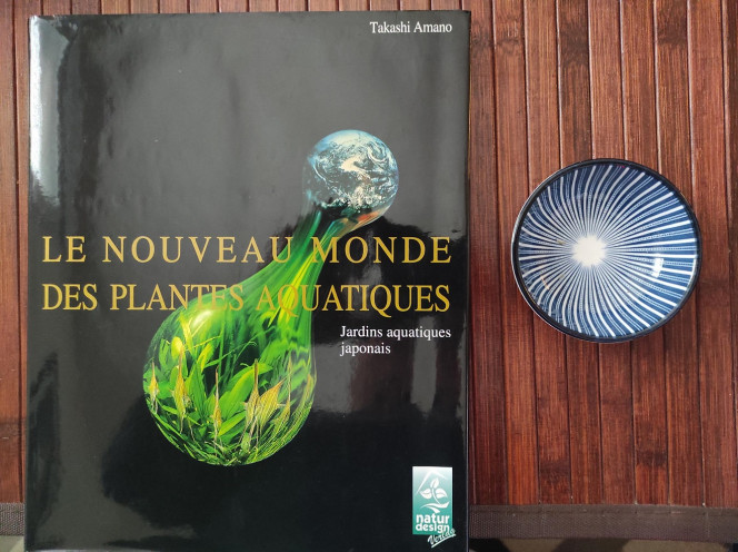 Photo de mon propre livre On ne présente plus TAKASHI AMANO l'inventeur génial de l'Aquascaping et la référence de millions d'Aquascapeurs dans le monde entier...

J'ai eu beaucoup de chance je l'avoue puisque je suis en possession d'un de ses livres ( traduit du japonais bien sur ) qui est pratiquement INTROUVABLE NEUF aujourd'hui ..comme le reste de ses publications . TAKASHI étais d'ailleurs photographe à la base ce qui explique ce coup d'oeil unique .