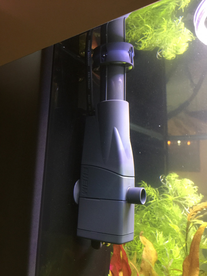 Skimmer pour enlever le voile de surface J'ai choisi de tester le petit skimmer EHEIM "skim350" dans mon bac et je dois dire que ce petit appareil fonctionne parfaitement ----- J'ai choisi ce modèle en raison de sa petite taille, il fonctionne indépendamment du filtre ----- Je l'ai branché sur un timer, et j'ai programmé 15mn de fonctionnement toutes les deux heures pour limiter le courant dans mon bac (il brasse 300l/h) ----- Il ne fait presque aucun bruit ----- Chic et pas cher.