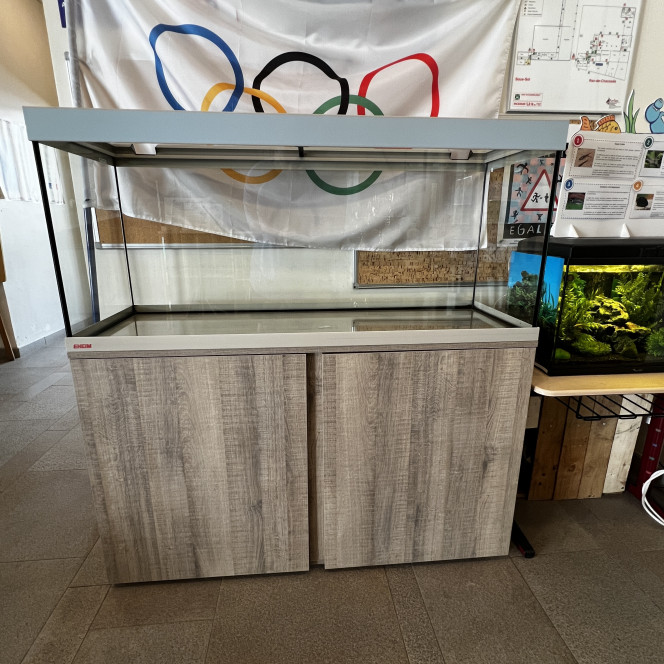 Mise en place aquarium Bac mis en place, prêt pour le hardscaping (sans les racines qui sont dans leur bain pour la semaine).