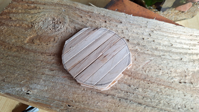 Ça devrait faire une jolie porte Je pensais faire ça avec des bâtonnets de glace... Mais le temps ne s'y prête pas.
Mon épouse avait des bâtonnets sans glace.
J'ai ressorti mon matériel de dess-indus du lycée