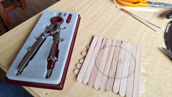 Ça devrait faire une jolie porte Je pensais faire ça avec des bâtonnets de glace... Mais le temps ne s'y prête pas.
Mon épouse avait des bâtonnets sans glace.
J'ai ressorti mon matériel de dess-indus du lycée
