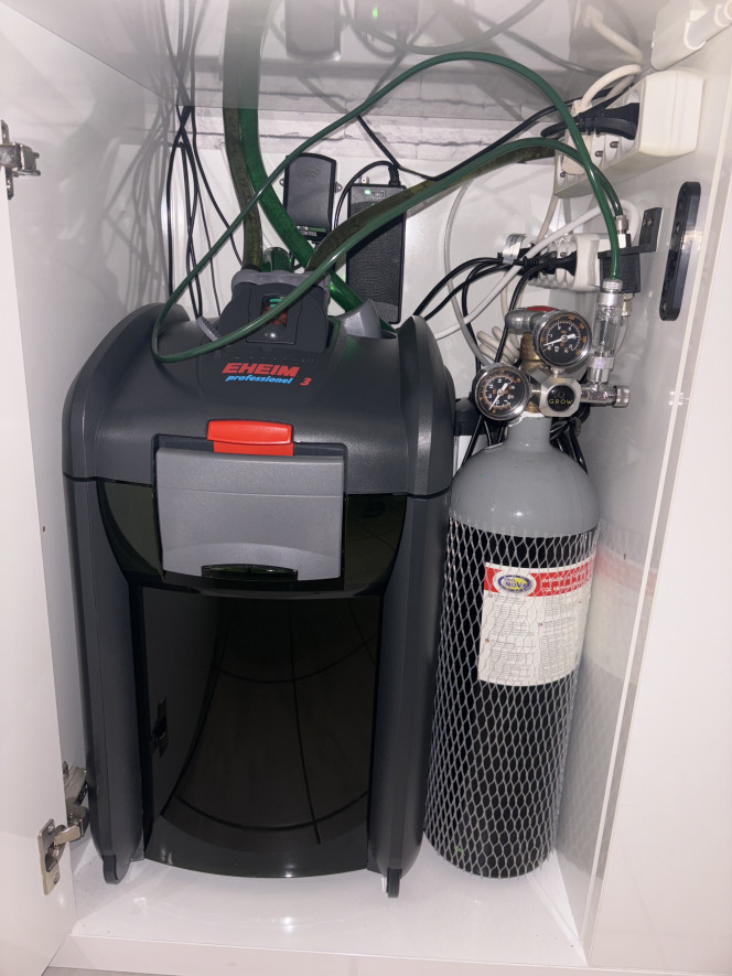 La partie technique Pompe, CO2, filtre UV 9w, et le système d’éclairage synchronisé avec le fuseau horaire