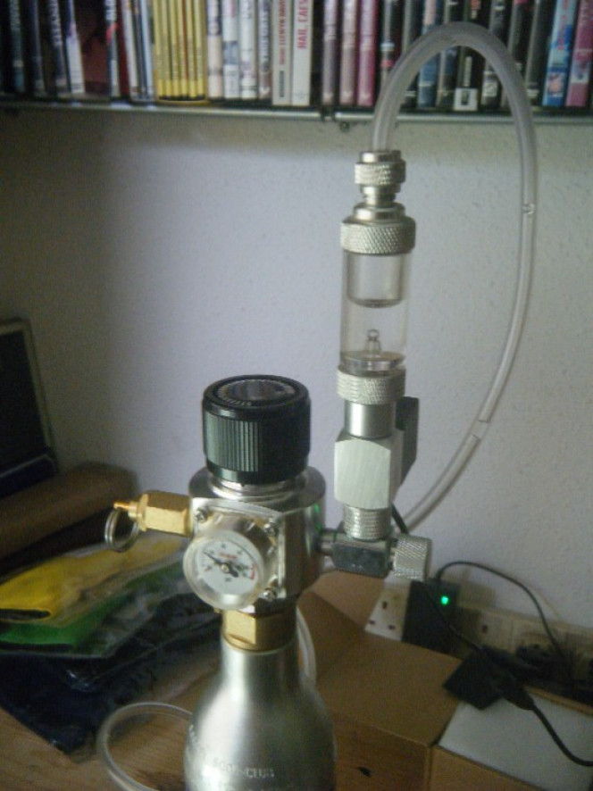 CO2-sodastream Mon installation CO2 (75€ en total) avec un detendeur mini de tireuse de bière (29€ sur les sites Chinois) qui se vise directement sur une boitelle Sodastream (30€). Il faut juste remplacer le racordement pour tuyau avec une vanne CO2 avec un pas de vis G1/8 (4€) et completer avec une electrovanne (9€) et un buleur (3€).