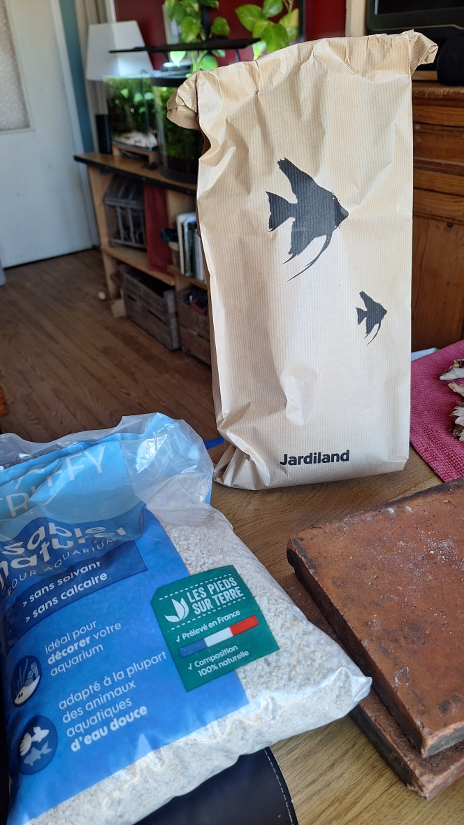 Du nouveau pour le palu ! Je manquais de profondeur de sol pour planter de la rotala. Je n'avais plus de sable adéquat... Accident bête. J'ai acheté des bêtes.
Les bestioles du bac se chargeront d'étaler le tas.

Quant aux nouvelles bestioles, vous aurez la surprise quand je les verrai dans le bac.
Ce ne sont pas les crabes vampires.