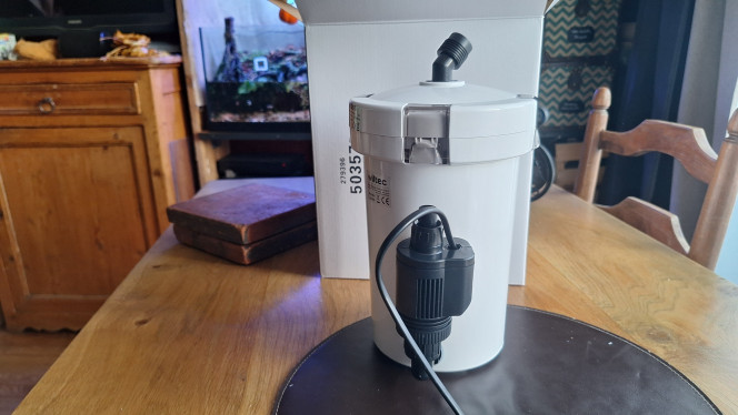Nouveau filtre arrivé ! Mon vieux SunSun HBL-802 n'est pas adapté pour le palu.
Il fonctionne très bien mais avec un niveau d'eau bas il a tendance à se désamorcer. Et ça fait un barrouf épouvantable, surtout au milieu de la nuit. 
Voici donc un autre SunSun, le HW-603B. 
Il est annoncé pour 400l/h. C'est assez exagéré.
Le Gribites tourne avec ce filtre. 
C'est pas très cher pour un filtre externe. Pour un petit bac de moins de 100l, c'est bien suffisant.