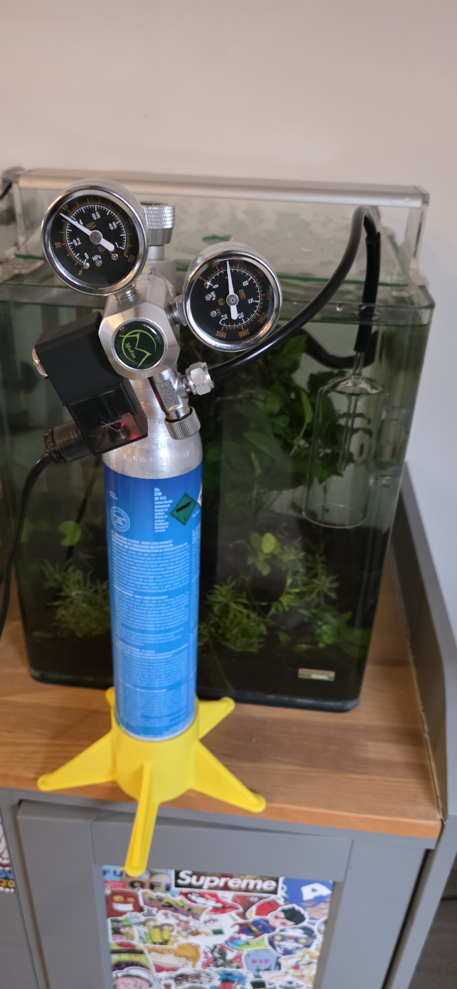 Apport CO2 journalière dans un nano cube Voilà je vous montre comment ajouter du CO2 dans un nano cube manuellement j'utilise une cloche d'oxygénation le trou supérieur de la cloche est bouchée le canot de remplissage serre de niveau le CO2 enfermé dans la cloche va se diffuser toute la journée en moyenne 6 à 8 heures en fonction de vos paramètres si l'apport de CO2 n'est pas assez important on a la possibilité de rajouter un morceau de tuyau à l'intérieur de la cloche pour augmenter le volume du CO2 pour une diffusion un peu plus longue non seulement on fait des économies de CO2 mais ça nous permet aussi d'utiliser des petites capsules de CO2 très bon marché vous pouvez faire votre système avec des mini gonfleur pour vélo qui utilise des capsules de CO2 que vous pouvez trouver chez Decathlon par exemple et je peux vous assurer qu'une petite capsule avec ce système là vous faites des mois aucun gaspillage de CO2 une économie certaine le seul inconvénient c'est que ça doit être fait manuellement une demi-heure avant l'allumage de l'éclairage ne cherchez pas ça dans les manuels d'aquariophilie je suis le seul à faire ça de cette façon et j'avais envie de vous le partager une petite astuce que beaucoup d'entre vous vont apprécier?
