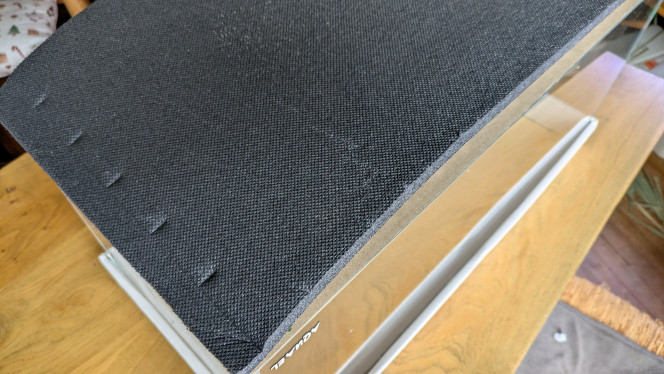 C'est parti mon kiki ! Découpe du splendide tapis camping Lidl. 
Moins cher et plus épais que les tapis dédiés