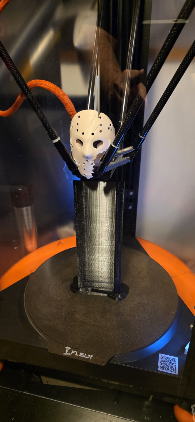 70l hollandais Petit travail du soir : je commençais à en avoir marre d’avoir les LED qui me tapaient dans les yeux quand j’étais assis dans mon canapé. J’ai donc décidé de fabriquer rapidement un petit cache à glisser dans la rainure de la rampe LED. Mes yeux me disent merci !
Bien sûr, j’ai aussi dessiné d’autres supports de casquette pour celles d’à côté. ?