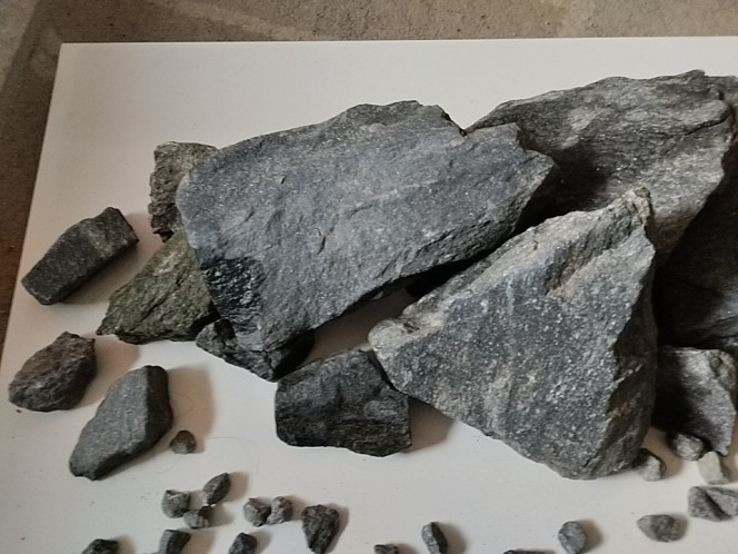 Gastromyson Changement des pierres pour du micaschiste bleu/noir a voir avec le temps car friable.