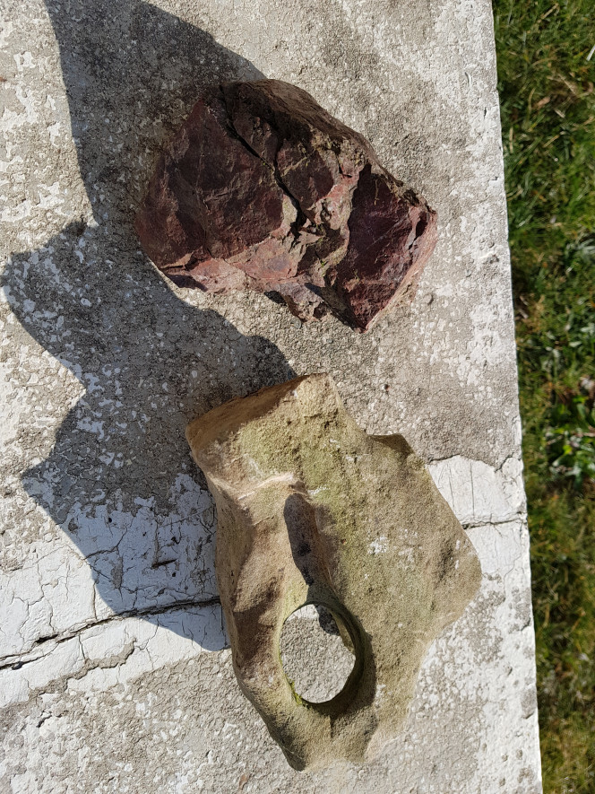  J'ai un doute sur ces deux pierres que je voudrais mettre dans mon bac.