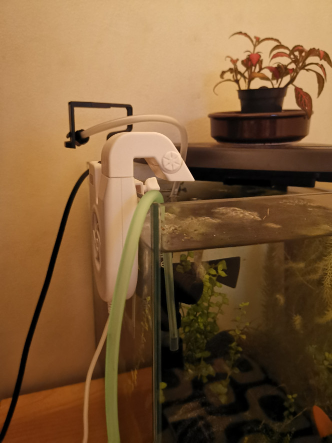 Mini clim Mini clim refroidi bien et silencieux pendant la canicule il maintient l'aquarium 23/24°