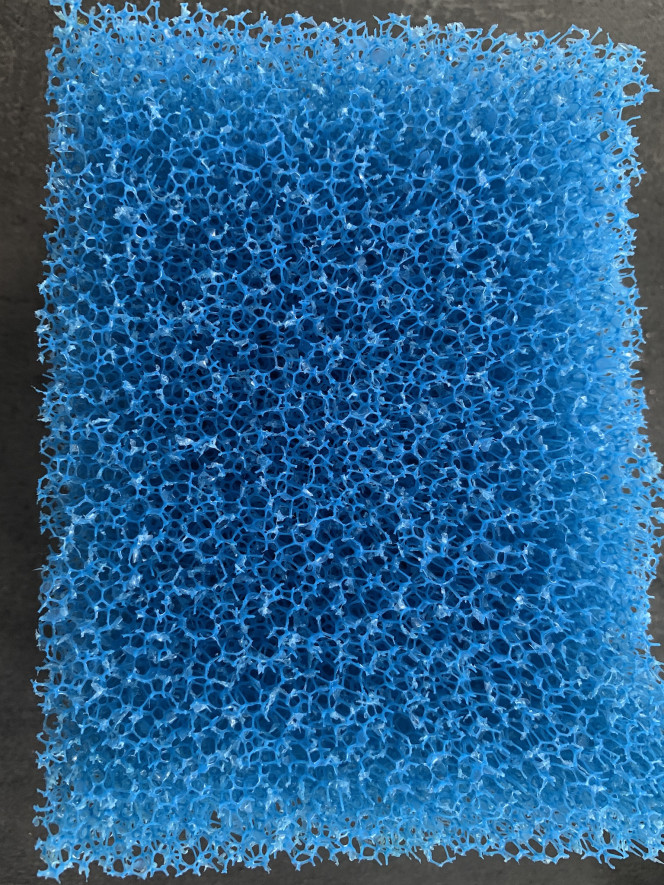 Filtre interne  - modification. Modification du filtre d’origine: retrait de la cartouche  de perlon que j’ai remplacée par des billes fritées (dans un filet ... plus facile pour les nettoyages) , j’ai conservé la mousse noire en bas du filtre et j’ai ajouté une mousse bleue en haut du dispositif.  Le but est de multiplier les supports pour les bactéries.