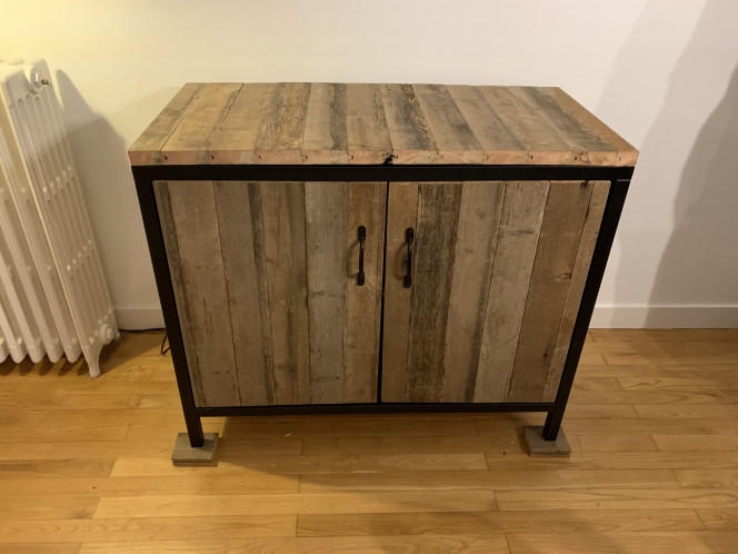 Meuble support style industriel Et voilà, mon meuble est enfin terminé ! Pas mécontent du résultat, évidement ce n’est pas du travail de pro mais je trouve qu’il a du cachet :)
Ce sera un support solide et plein de charge pour mon 250L.