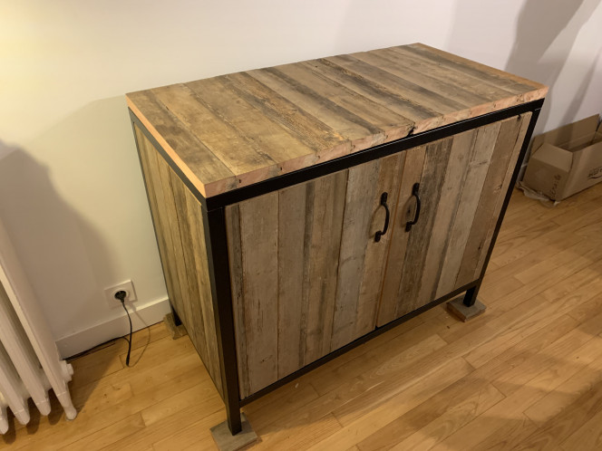 Meuble support style industriel Et voilà, mon meuble est enfin terminé ! Pas mécontent du résultat, évidement ce n’est pas du travail de pro mais je trouve qu’il a du cachet :)
Ce sera un support solide et plein de charge pour mon 250L.